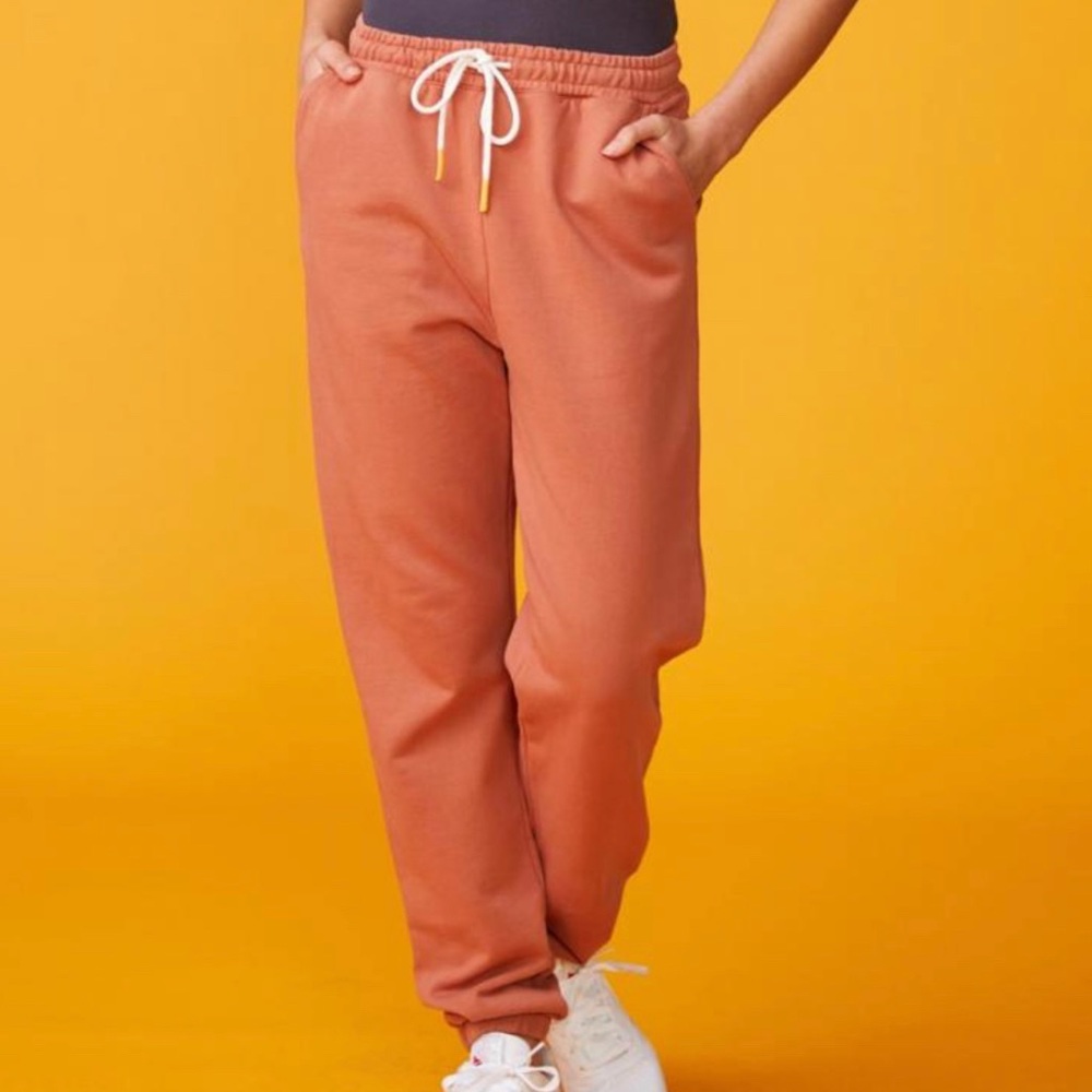 Monrow 90s Classic jogger size medium in Faded Rust NWT